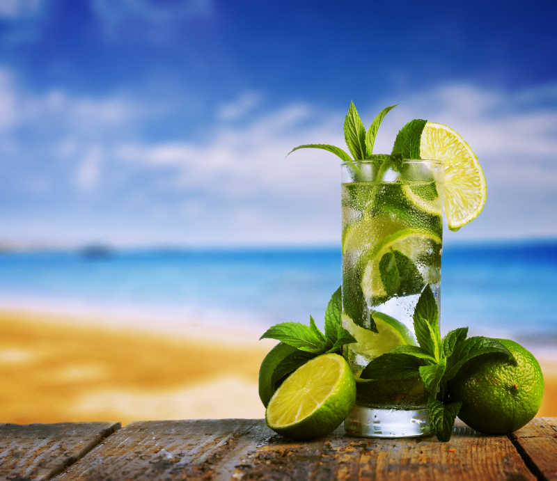 海滩边的鸡尾酒加柠檬