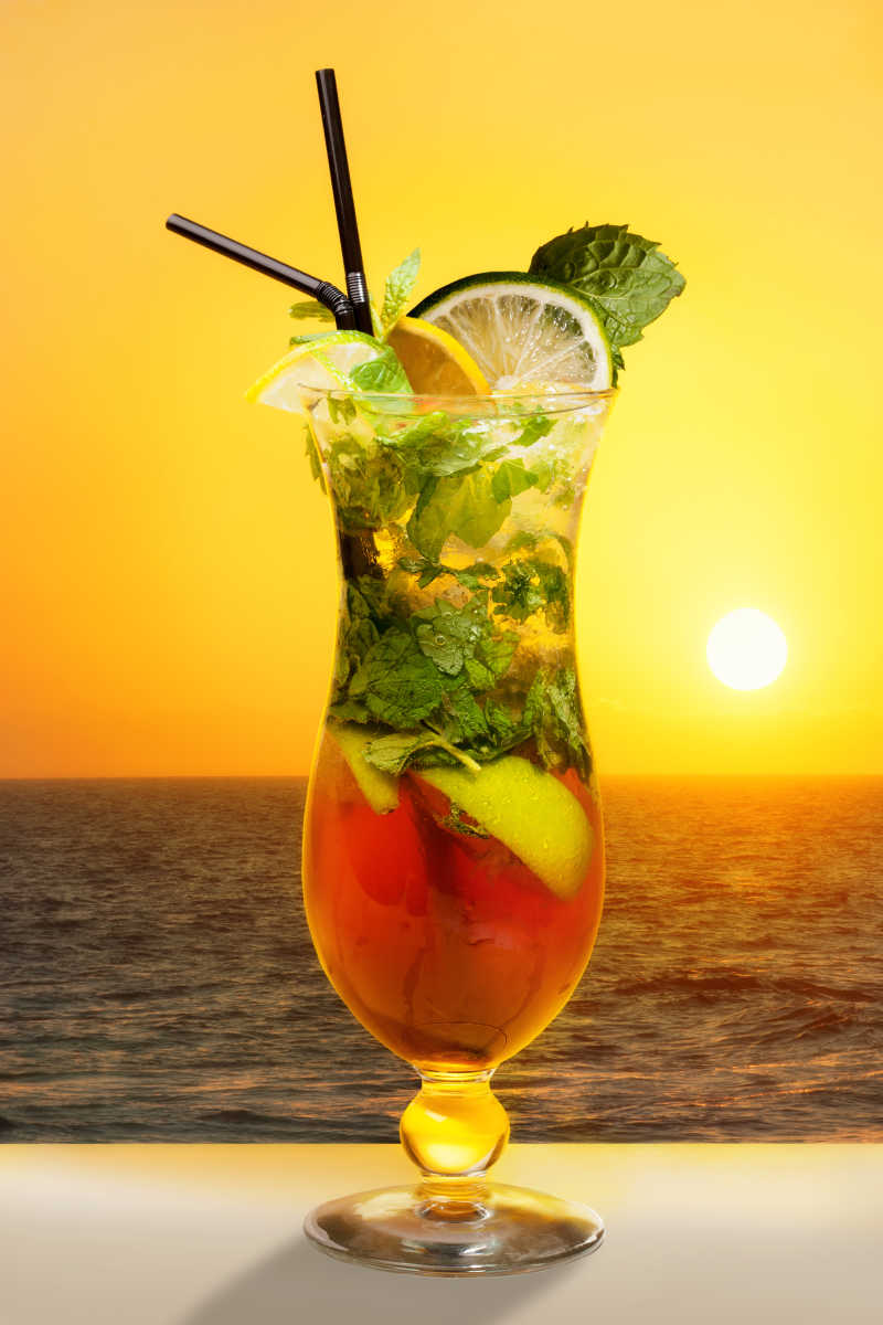 鸡尾酒与海上日落背景