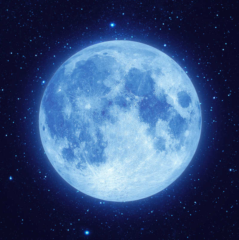 夜空中有星星的蓝色满月