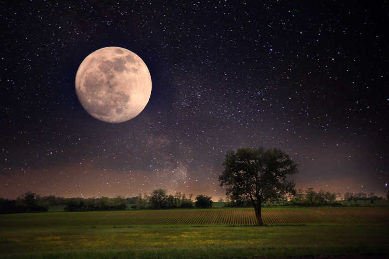 月亮孤独寂寞图片图片