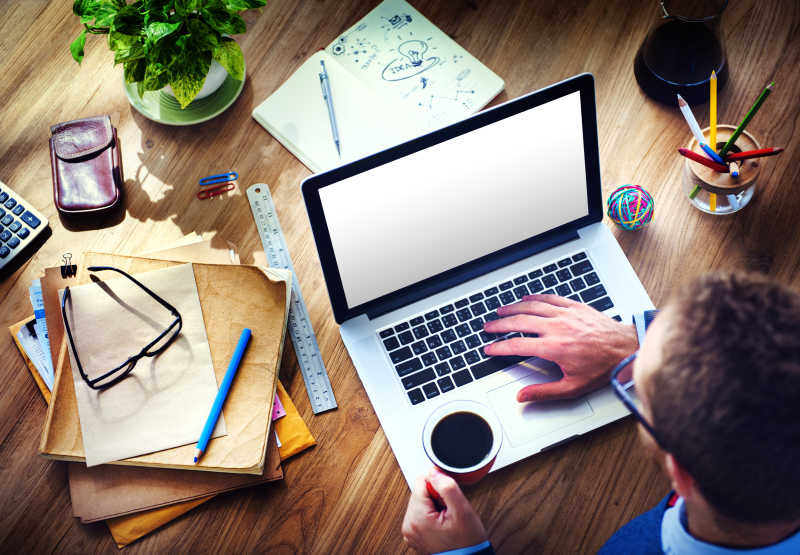 办公室里使用笔记本电脑的人