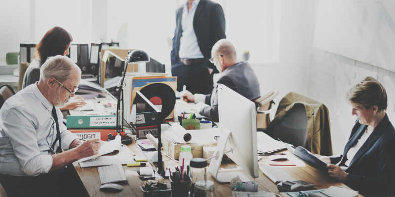 现代办公环境里的工作人员