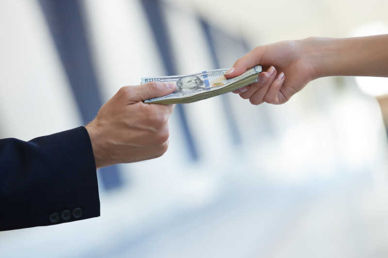 用美元支付给商人