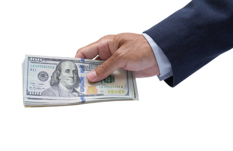 商人手拿美元钞票