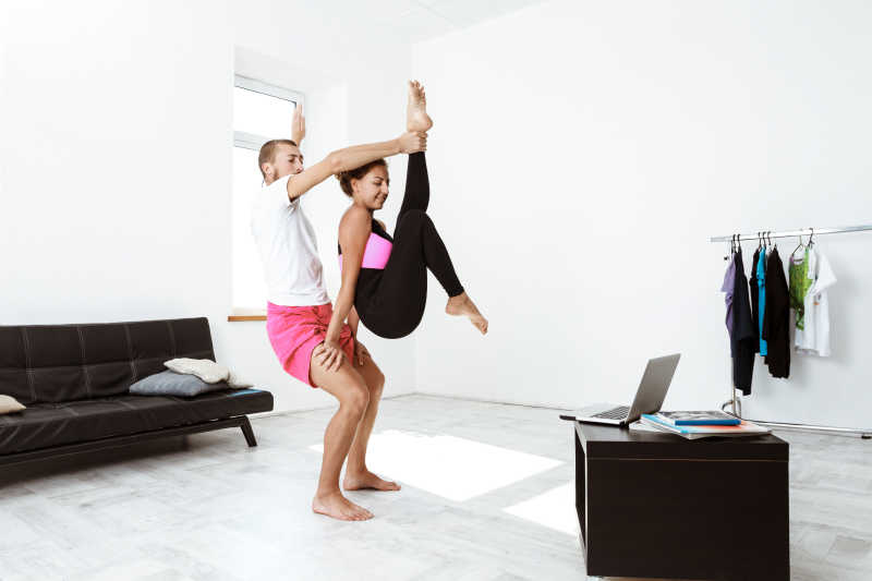 在家中做瑜伽的夫妻