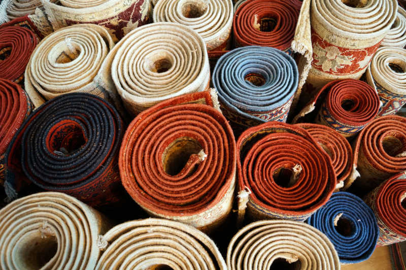 地板上滚成彩色的地毯