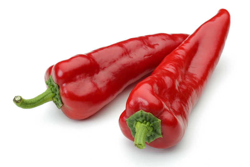 白色背景下的红辣椒