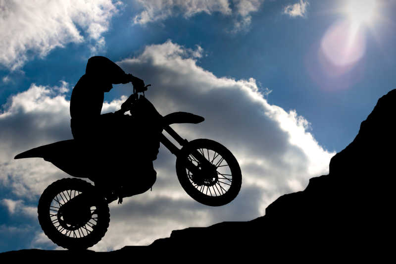 摩托车越野赛和蓝色的天空