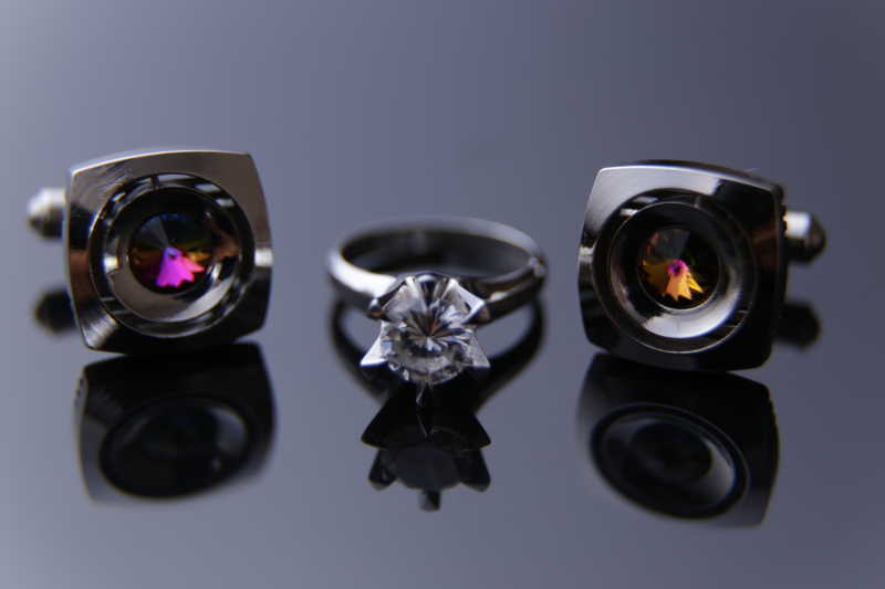 灰色背景下的戒指