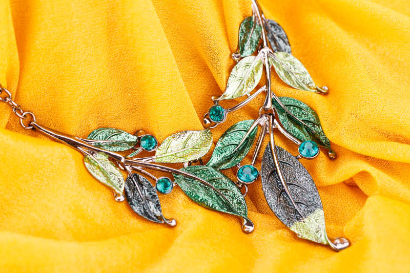 黄色织物背景项链