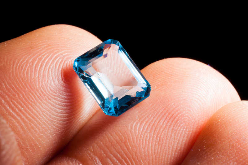 手持宝石在手指上