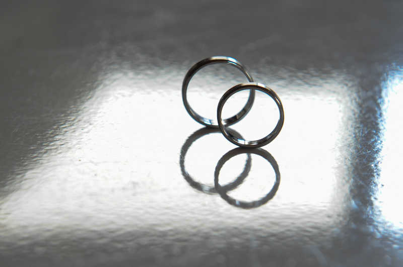 光影背景下的一对结婚戒指