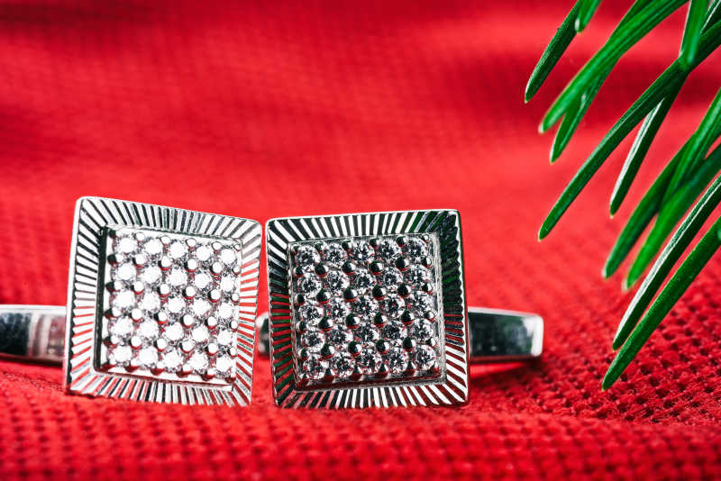 红色背景下的戒指