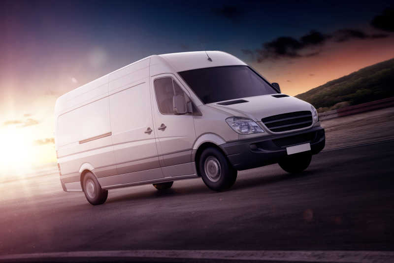 高速公路上穿梭的白色面包车