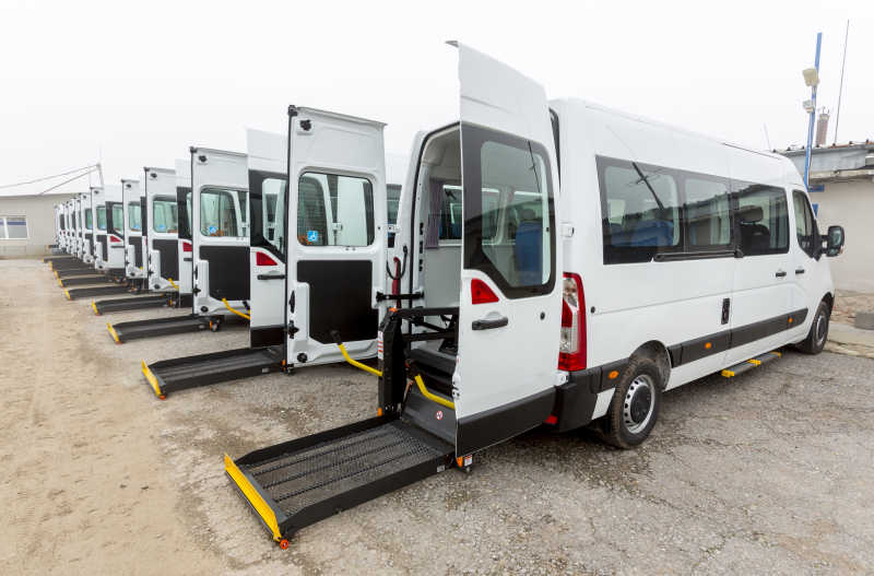 多辆白色面包车