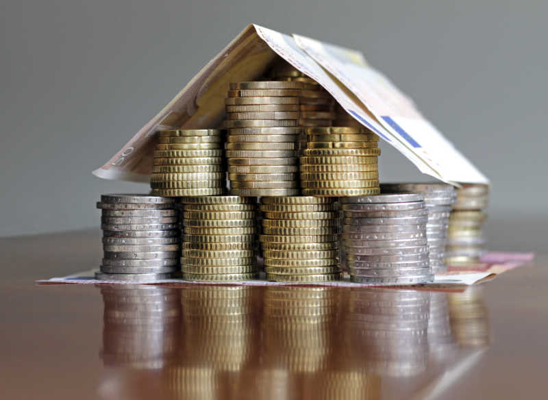 桌面上的硬币和纸币