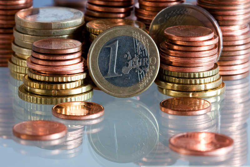 堆叠的欧元硬币