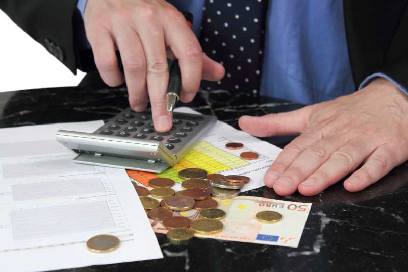 使用计算器的人和欧元