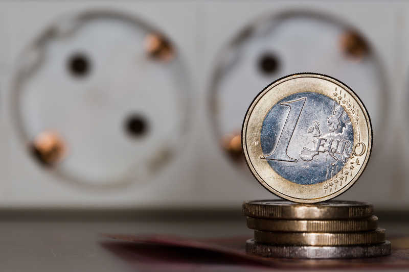 桌子上的五枚欧元硬币