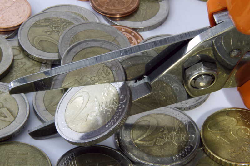 桌子上的欧元硬币