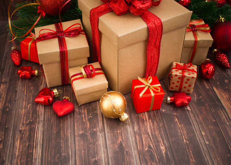 木板上的礼盒和圣诞节装饰品
