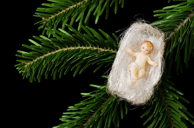 圣诞树树枝上的玩具人偶