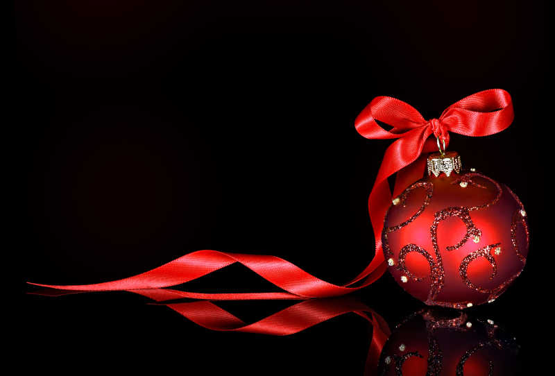 黑色背景上的红色圣诞装饰球