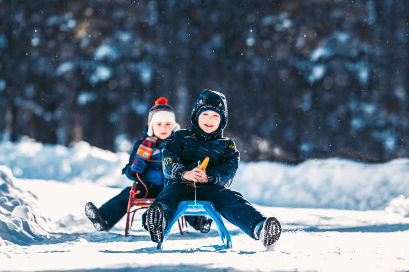 小男孩和他的塑料雪橇