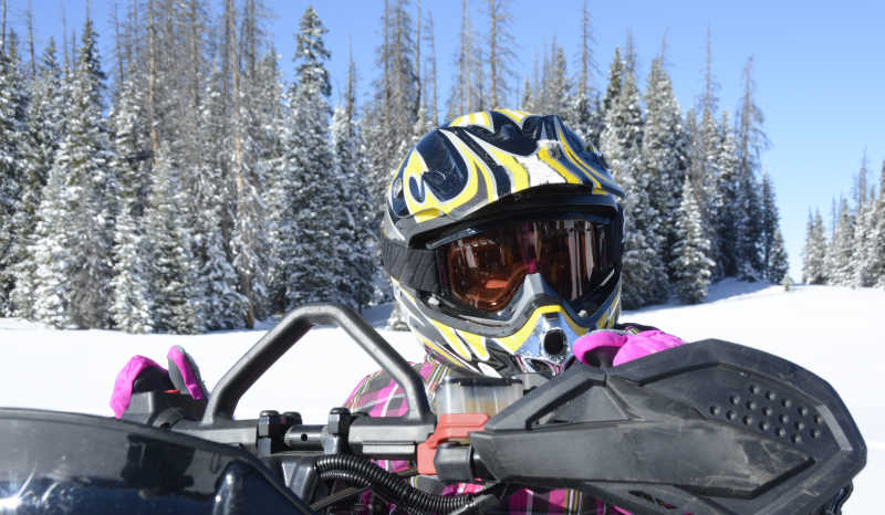 带着安全帽的雪地摩托骑手