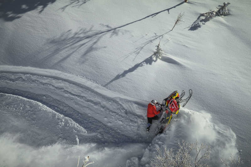 翻在雪中的电动雪橇