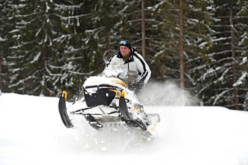开着雪地摩托的白人男子