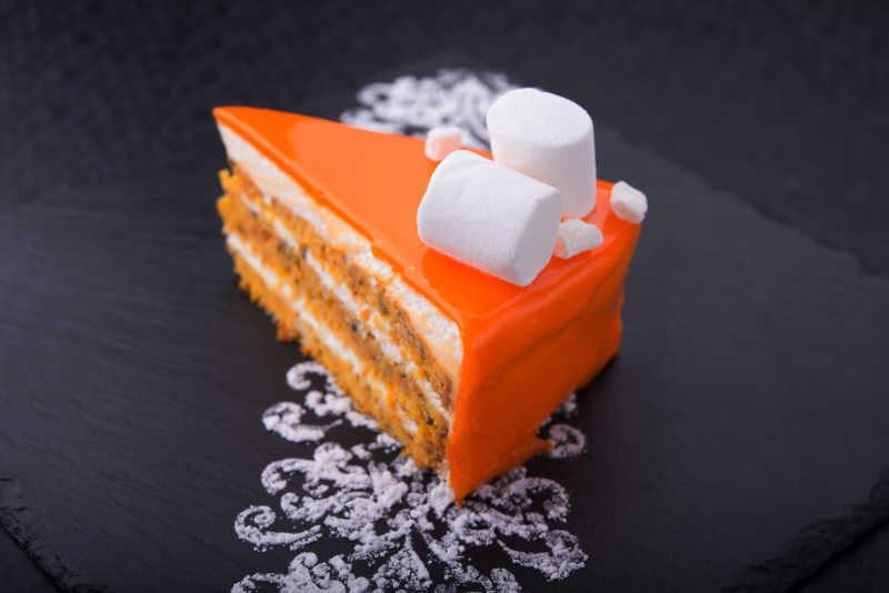 石板岩上的美味肉松蛋糕