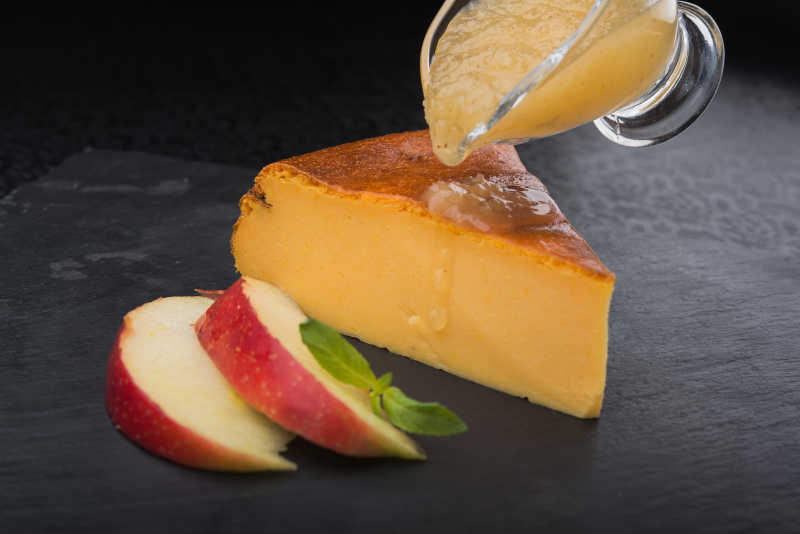 切成片的苹果和蛋糕