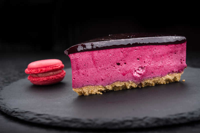 石板岩上的巧克力樱桃夹心蛋糕