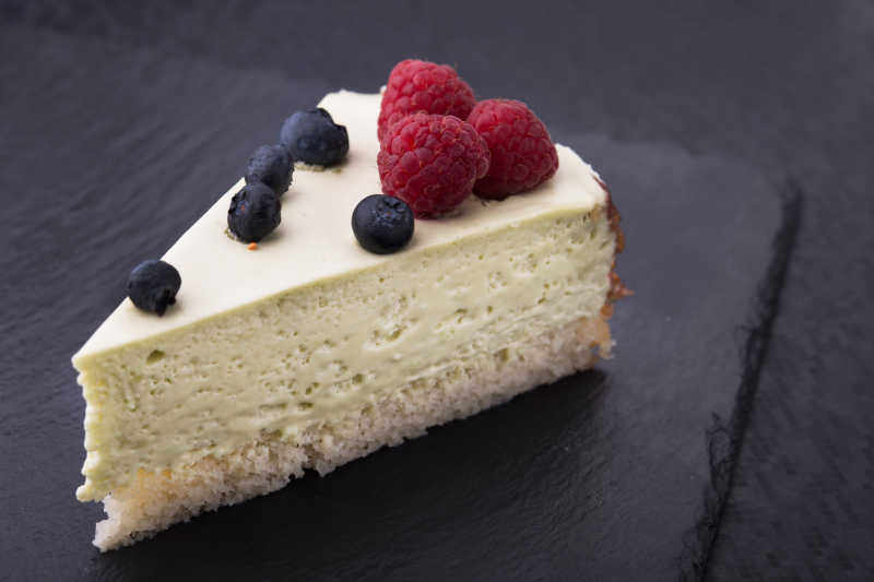 石板岩上的美味浆果蛋糕