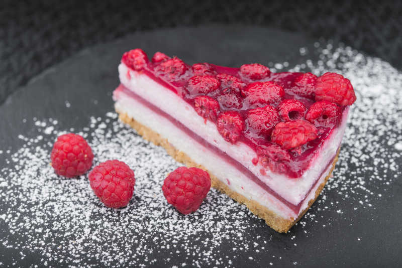 石板岩上的美味的浆果蛋糕