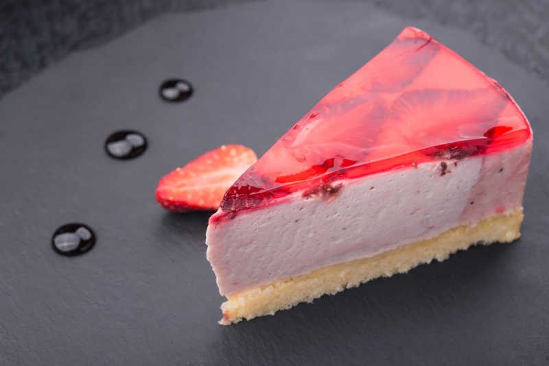 石板岩上的草莓芝士蛋糕