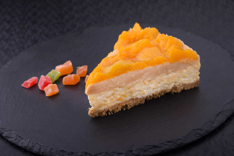 石板岩上的美味的水果蛋糕