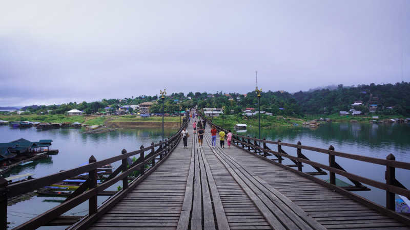 水面上的桥梁美景
