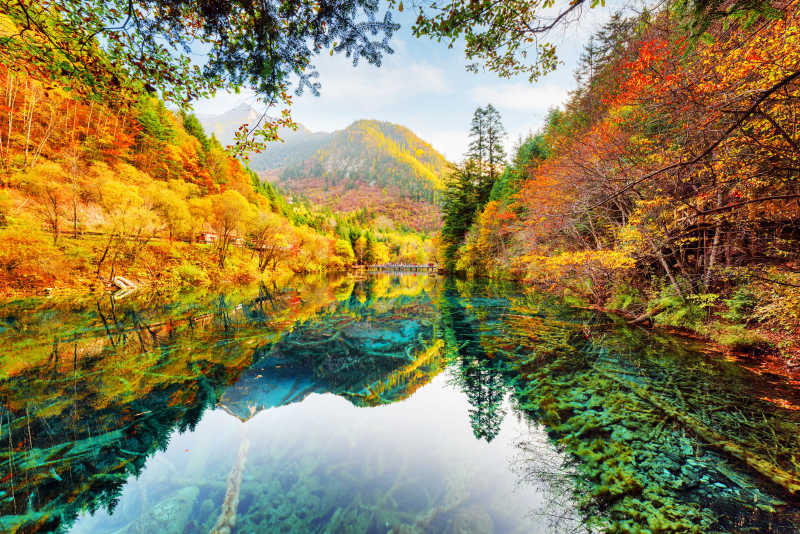 五色湖的美丽景色图片 深山里的秋天自然风景素材 高清图片 摄影照片 寻图免费打包下载