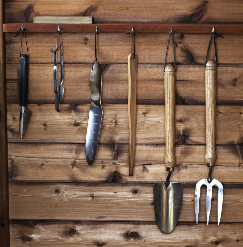 挂在木棚上的园林工具