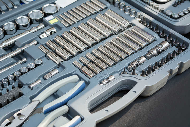 工具箱里的多种修理工具