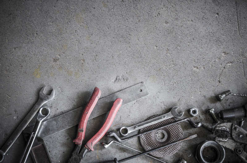 混凝土地面上有许多旧工具