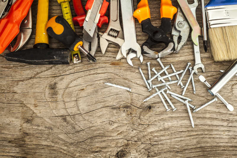 木制背景下各种工作工具