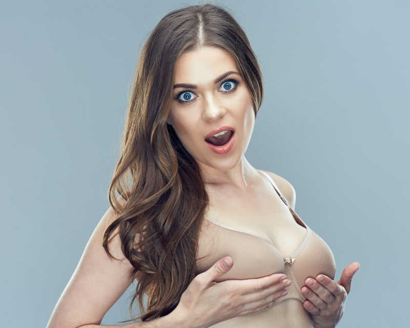 惊讶的内衣模特