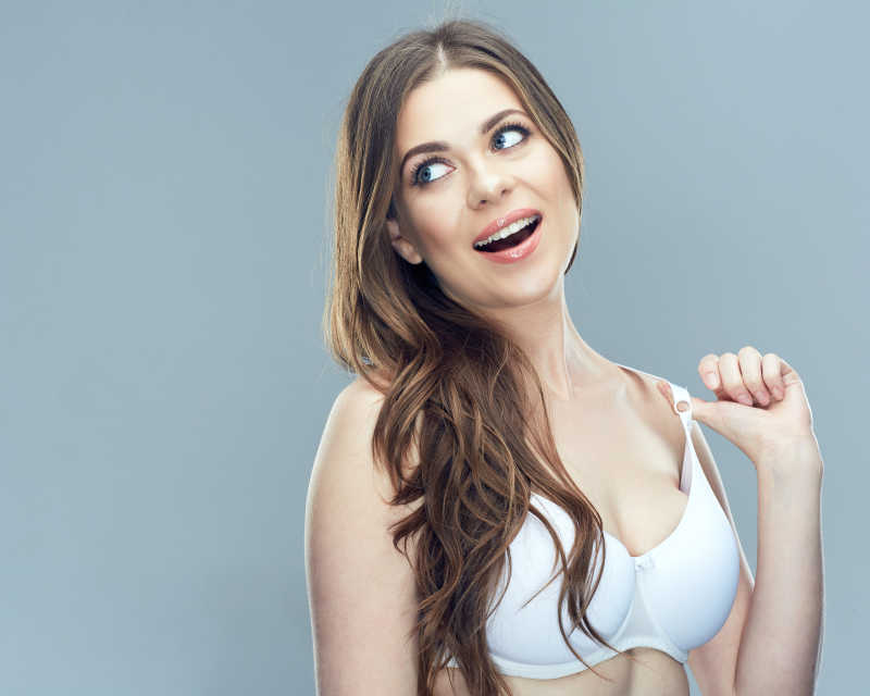 展示内衣的模特