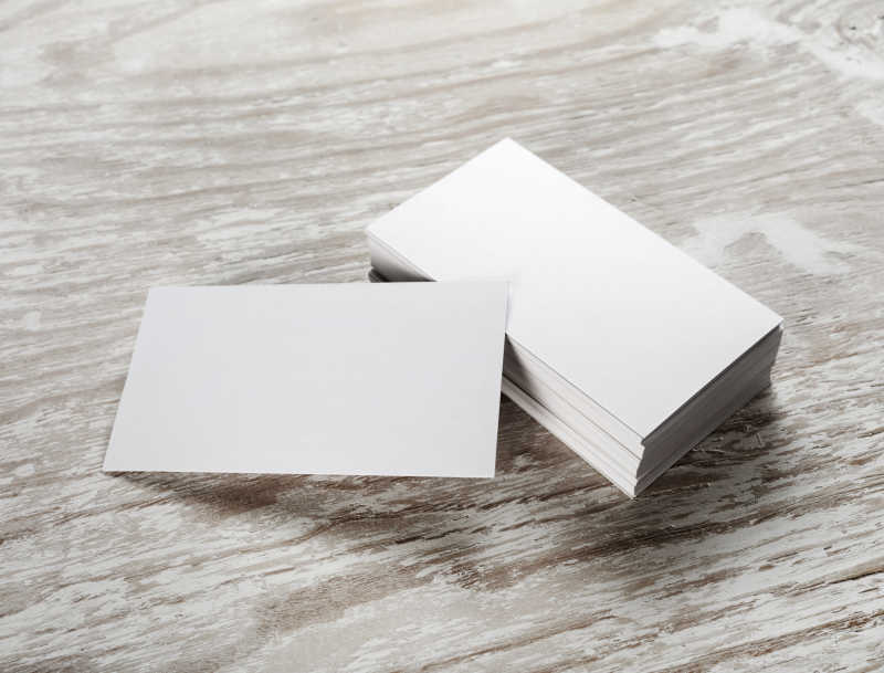 白色空白卡片色带背景为粉色和蓝色白色背景为薰衣草花用信封和空白