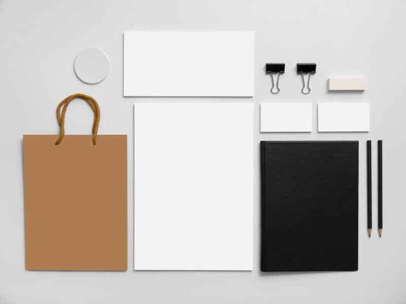 灰色背景下的品牌设计与购物袋