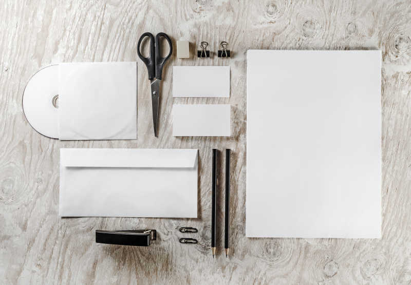 木制背景上的企业标识模板