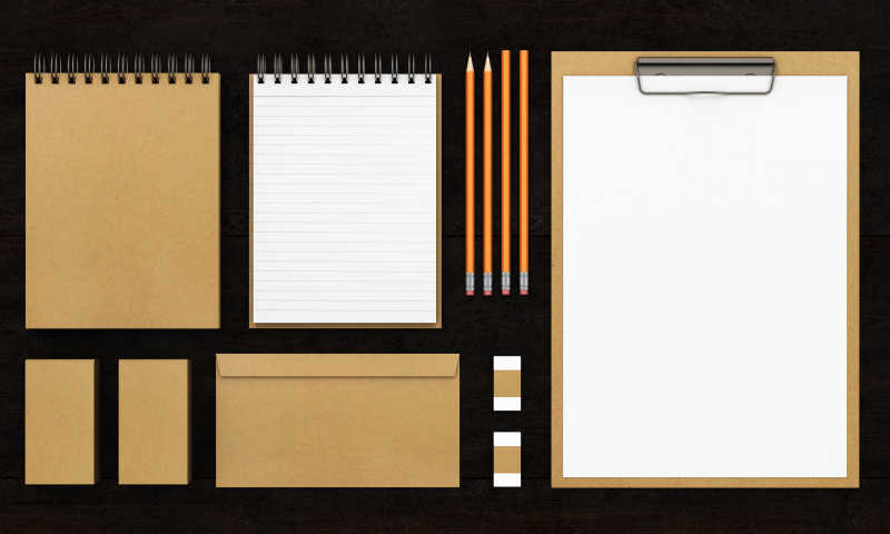 黑色背景下的文具用品